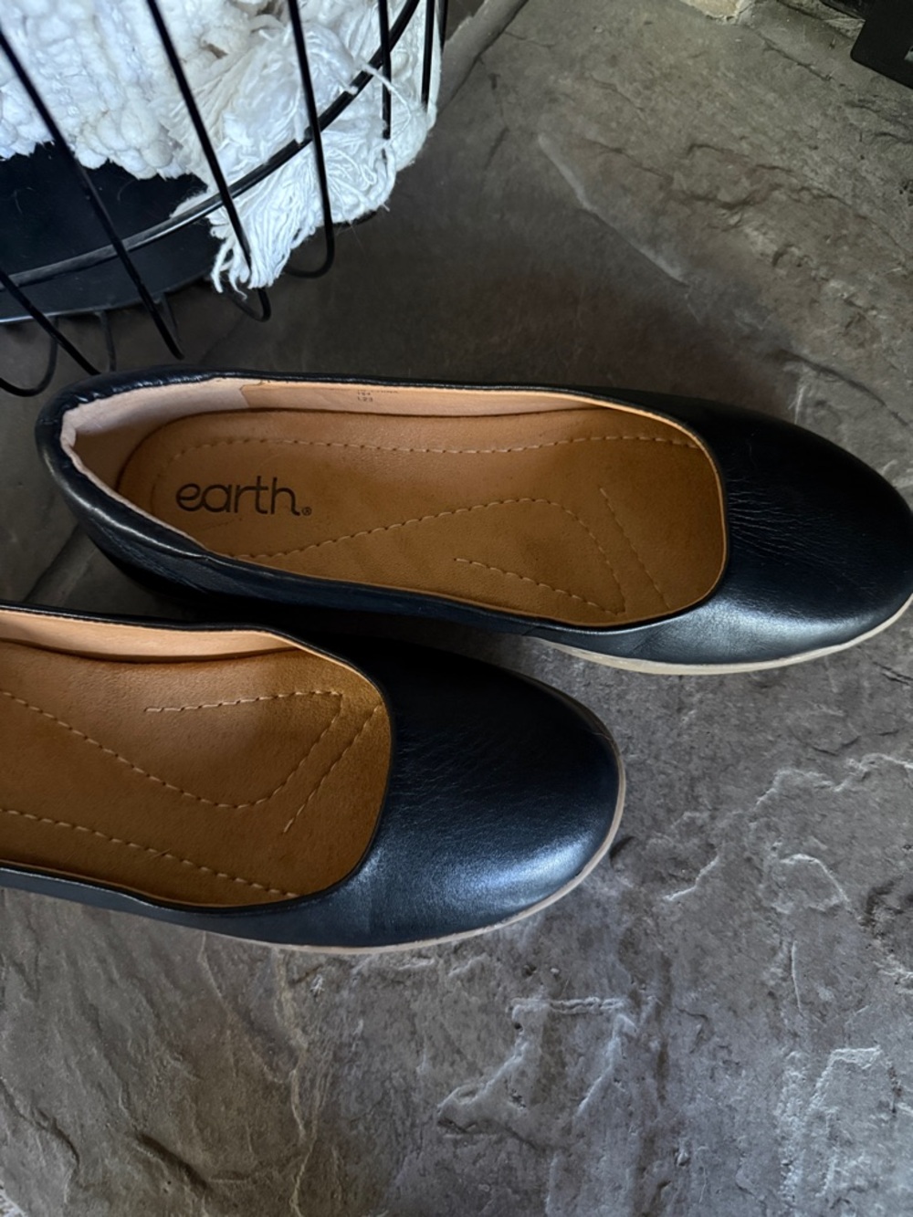 NEW!  EARTH LANDEN Leather Comfort Flats…INCREDIBLY COMFORTABLE 7M